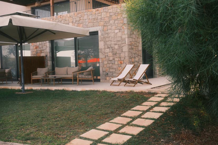 Terrasse en pierre avec mobilier de jardin